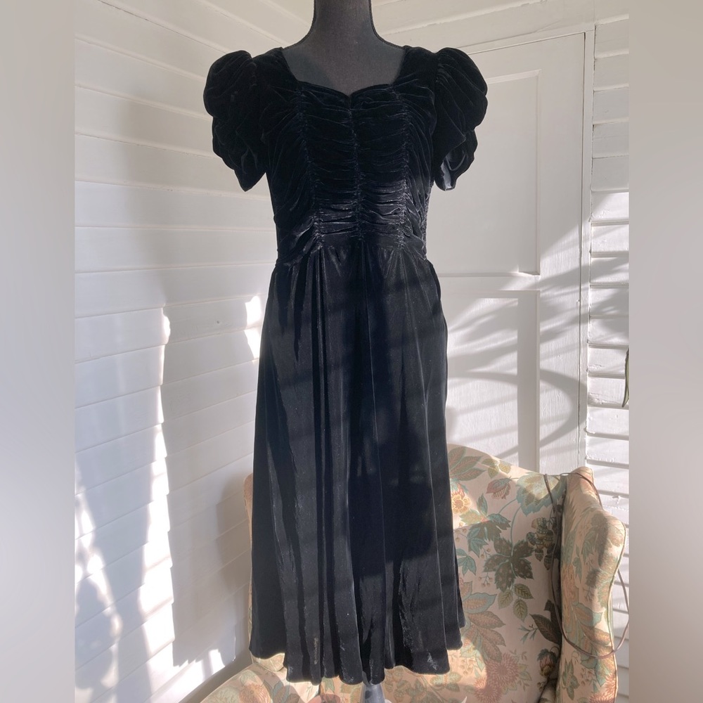 Vintage 1940s 40s ruched black velvet midi cottagecore goth puff sleeve dress